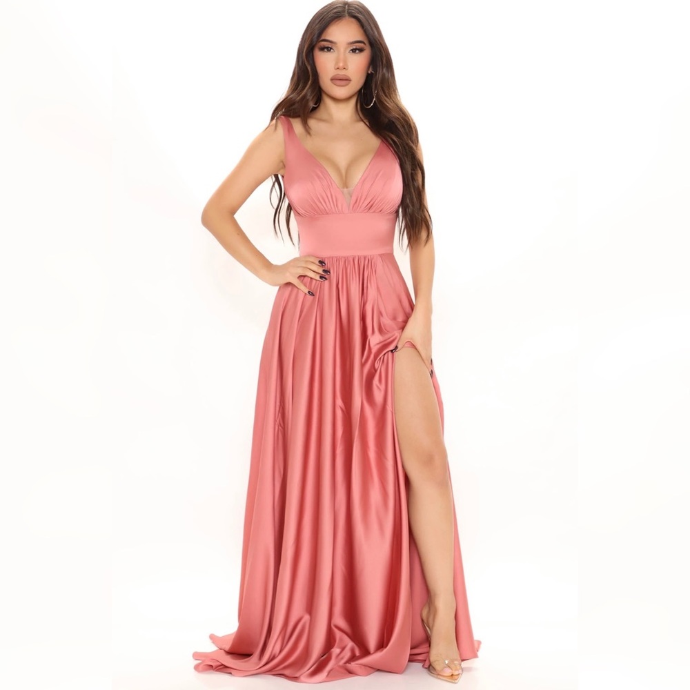 🔥 Coral satin maxi dress 🔥